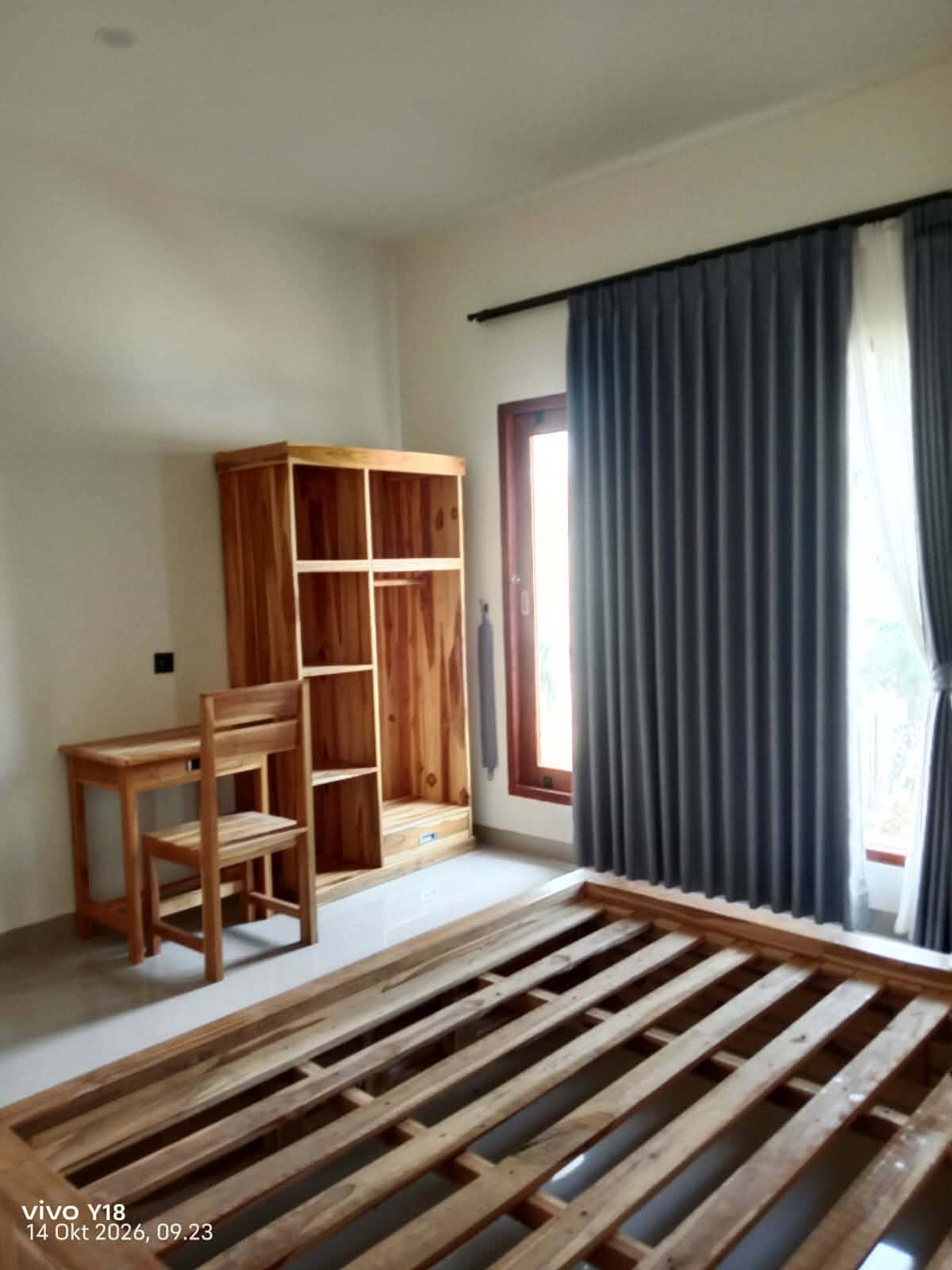 Bedroom storage and desk in Lombok Stay 11