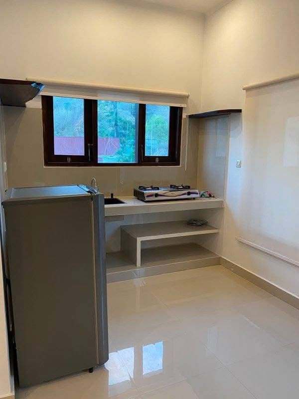 Kitchen area with fridge and cooking hob in the Mengalung rental