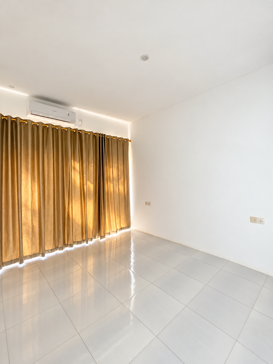 Bright unfurnished room with air conditioning