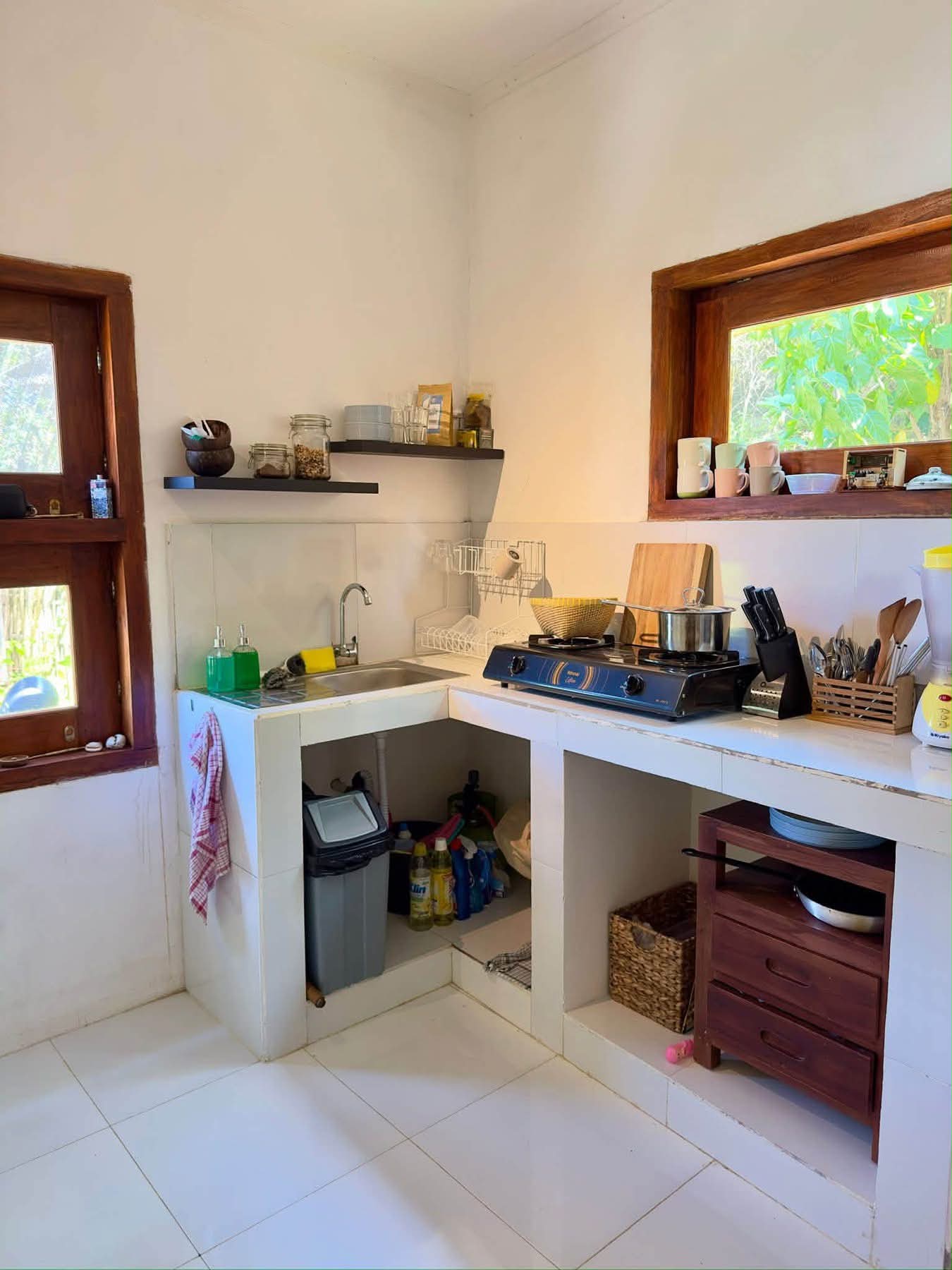 Equipped kitchenette with stove, sink and shelves
