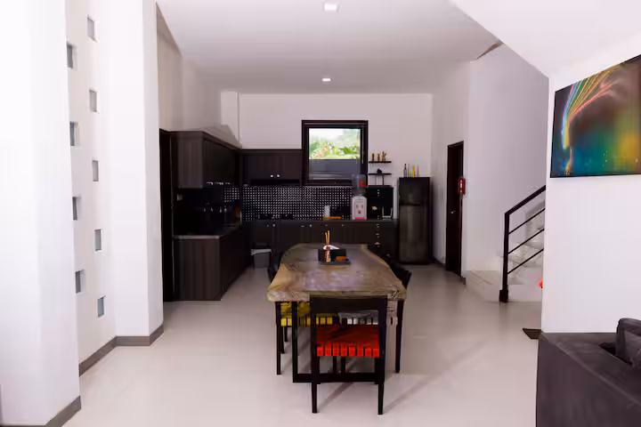 Fully furnished open-plan kitchen and dining